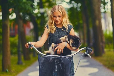 Vélo avec son chien : conseils et équipements essentiels